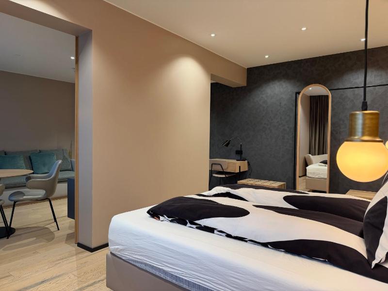 Hotel Lotus - image 6