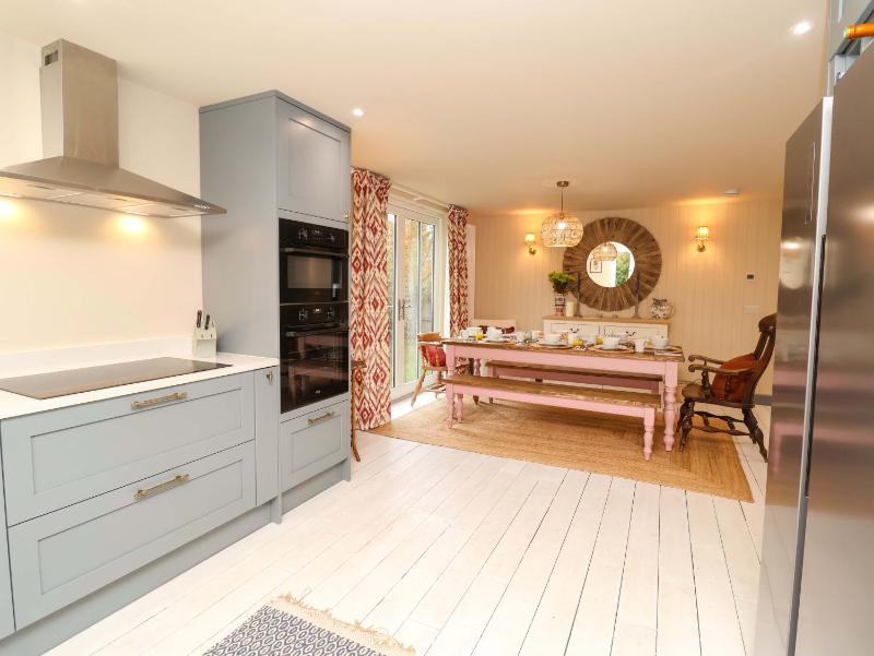 52 Lee Road - image 12