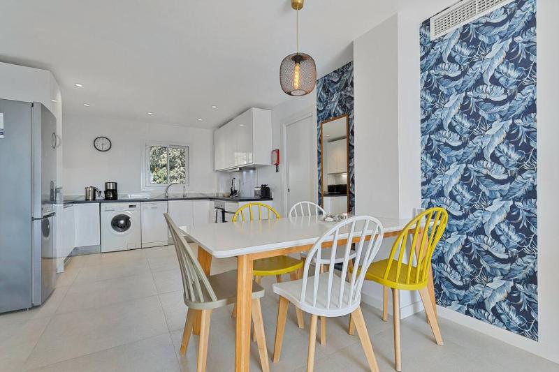 Modern apartment near the beach - image 16