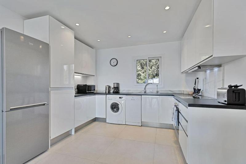 Modern apartment near the beach - image 20