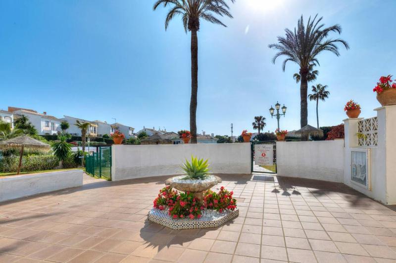 Modern apartment near the beach - image 11