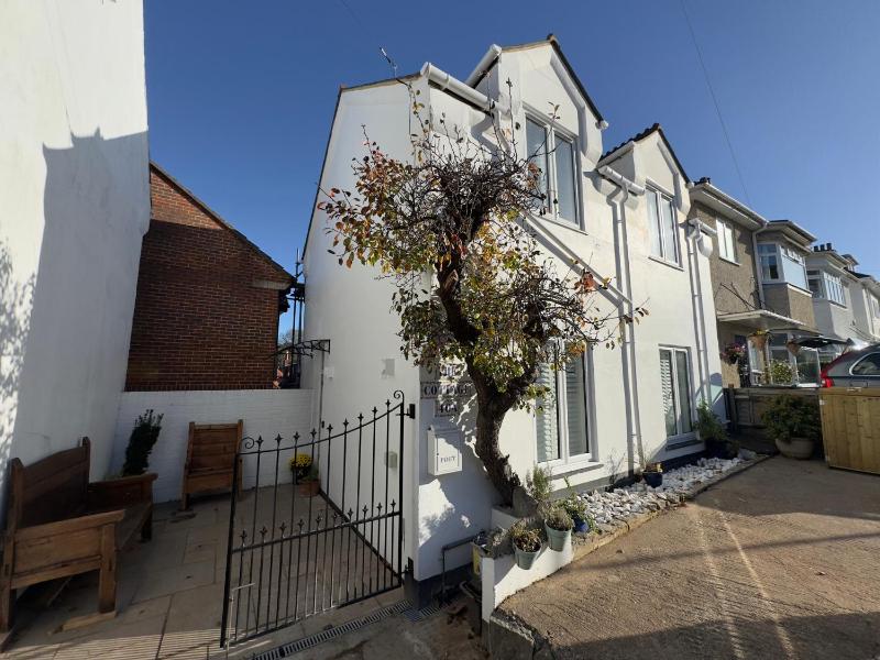 Bohemian Beach Cottage - image 14
