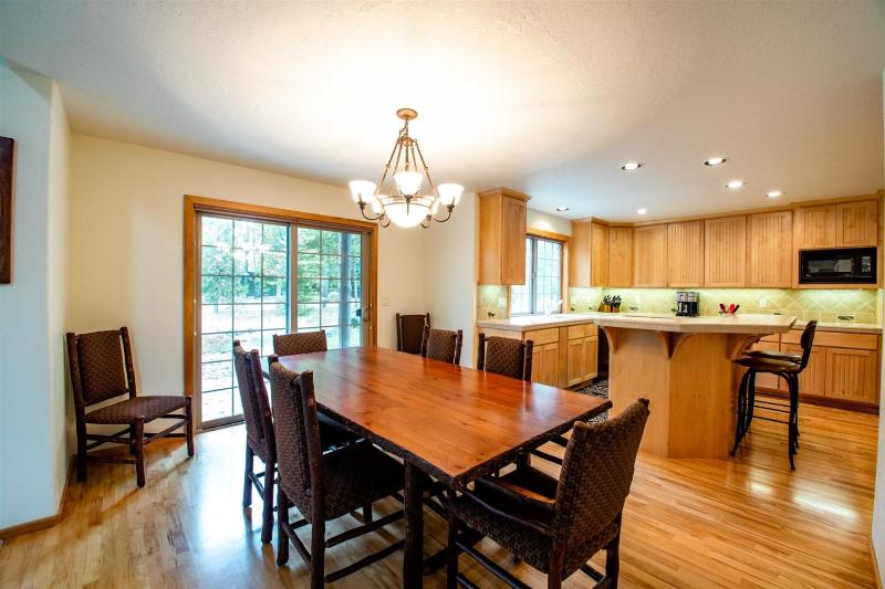 Tokatee Large Home with Hot Tub & Ping Pong - image 14