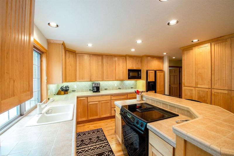 Tokatee Large Home with Hot Tub & Ping Pong - image 37