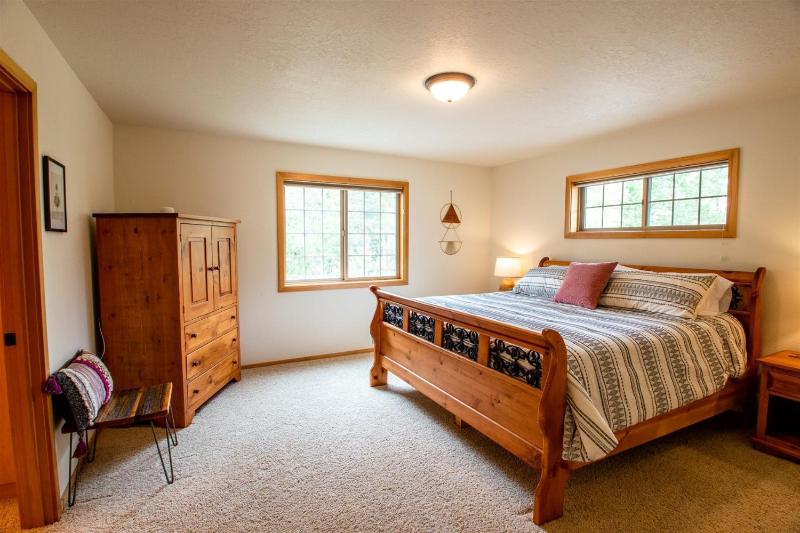 Tokatee Large Home with Hot Tub & Ping Pong - image 16