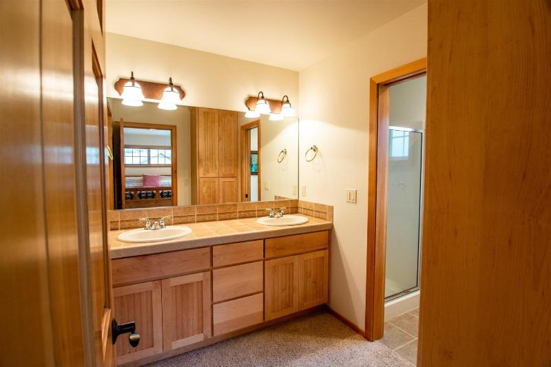 Tokatee Large Home with Hot Tub & Ping Pong - image 13