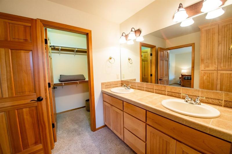 Tokatee Large Home with Hot Tub & Ping Pong - image 10