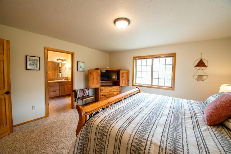 Tokatee Large Home with Hot Tub & Ping Pong - image 6