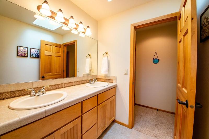 Tokatee Large Home with Hot Tub & Ping Pong - image 35