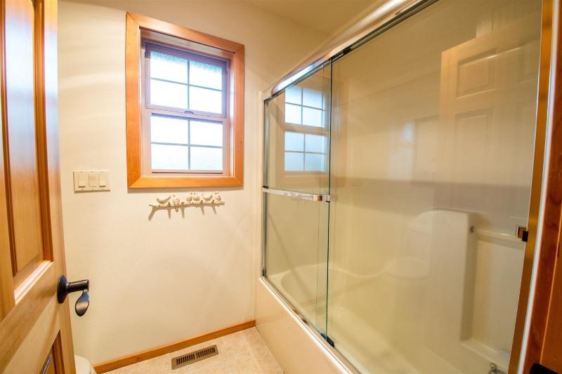 Tokatee Large Home with Hot Tub & Ping Pong - image 7
