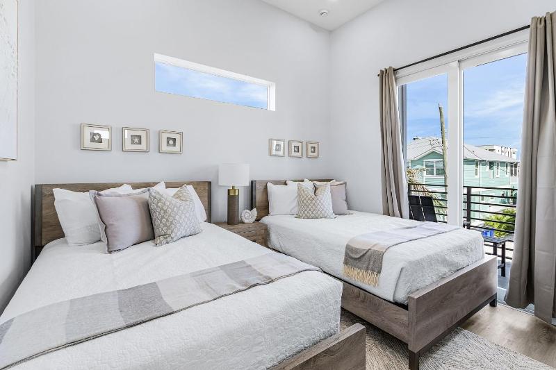 141 Brand New Luxury 6BR 6BA Build with Heated Pool! home - image 5