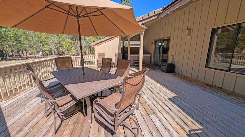 Big Leaf Hot Tub Ping Pong SHARC Stay - image 34