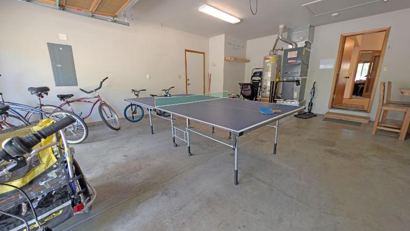 Big Leaf Hot Tub Ping Pong SHARC Stay - image 15