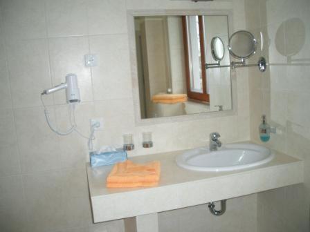 Double Room image 3