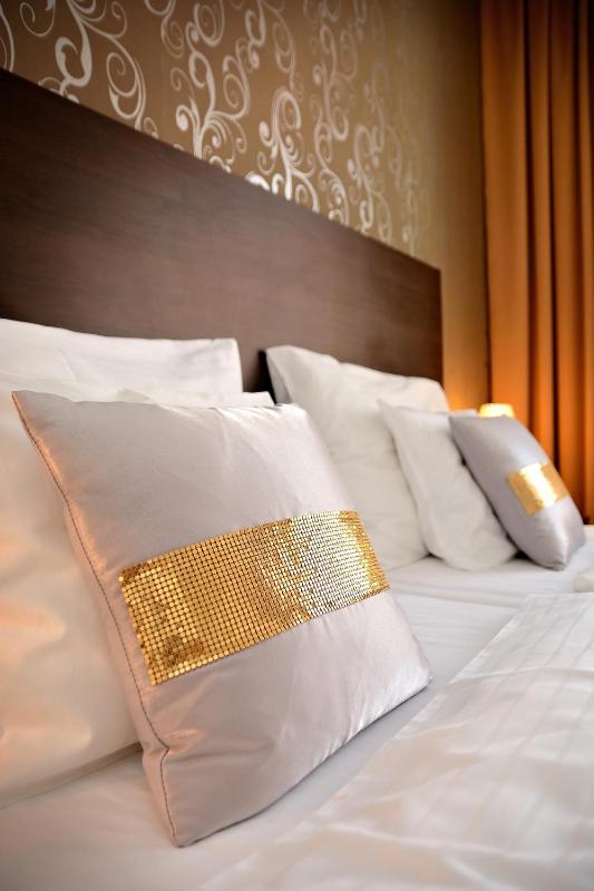 Classic Single Room with Balcony image 2