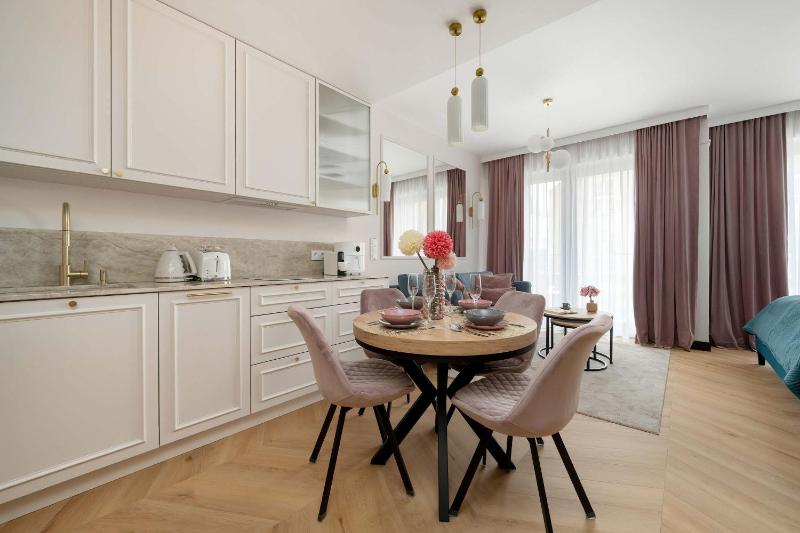 Stylish Studio in Wrocław with Air Conditioning Close to the Market Square by Renters Prestige - image 3