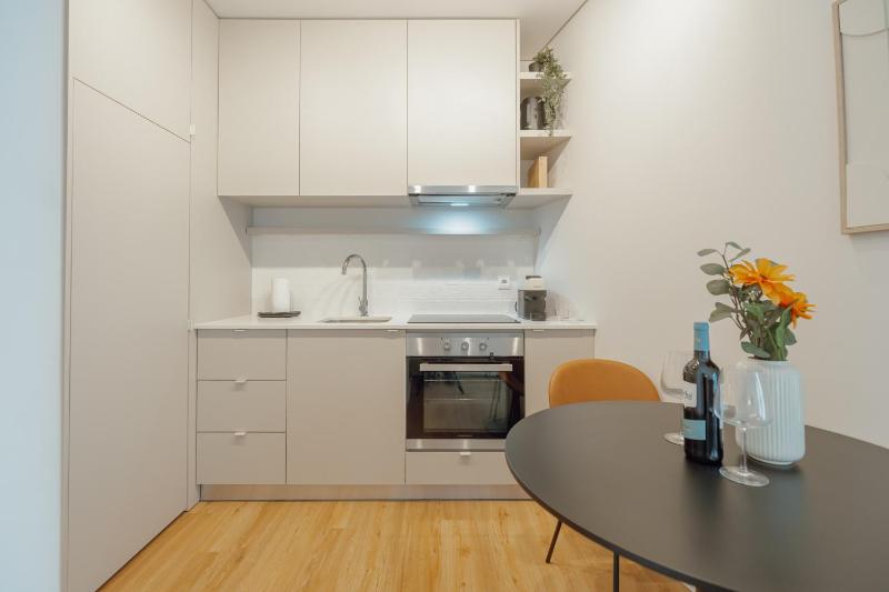 Bright Window Apartment by Vacationy - image 9