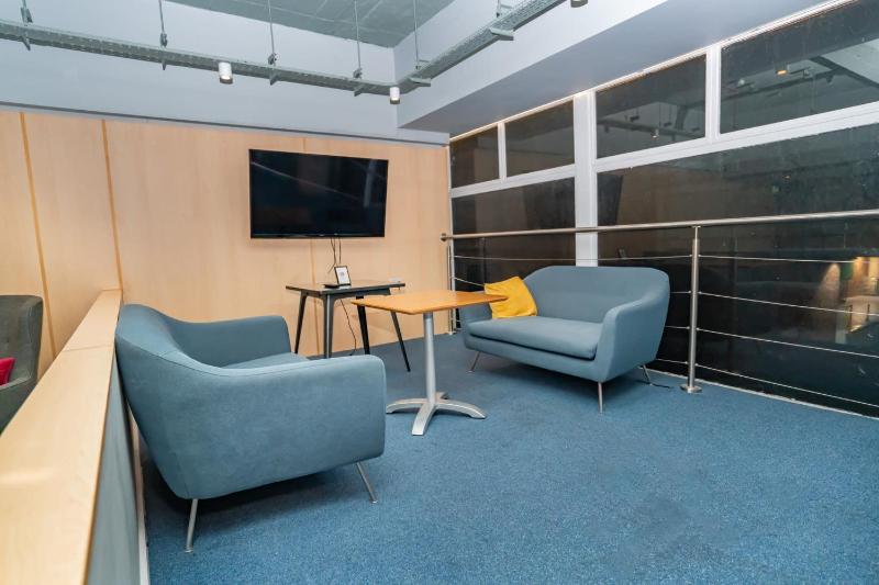 Lovely Modern Central Coventry Budget Studio - image 22