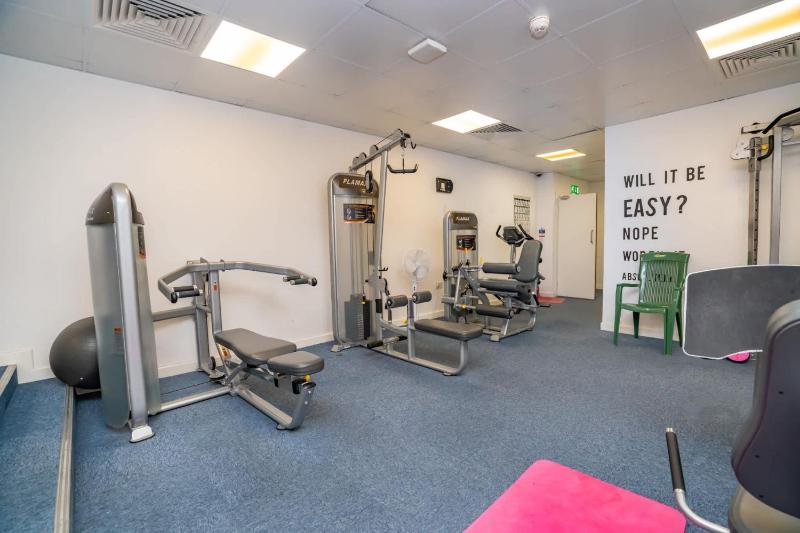 Lovely Modern Central Coventry Budget Studio - image 23