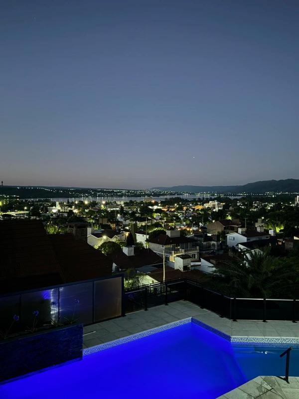 Casa minimalista con vistas a las sierras - image 8
