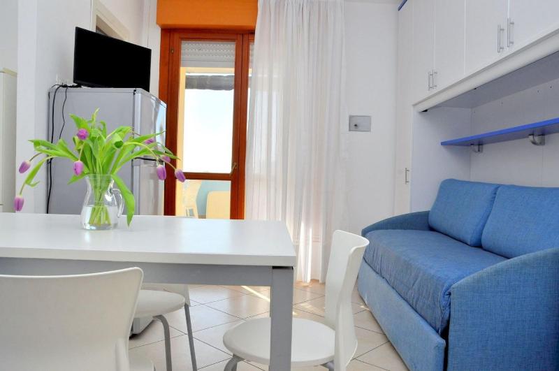 Flat in a seafront building with swimming pool - image 8