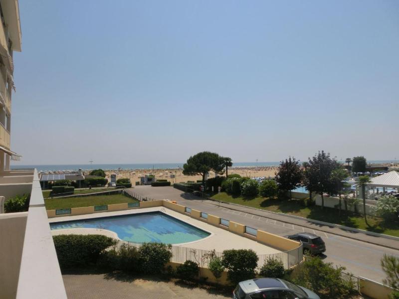 Flat in a seafront building with swimming pool - image 7