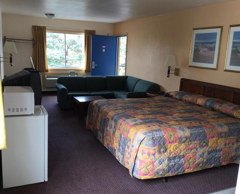 King Room with Hot Tub - Smoking image 2