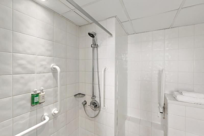 Ramada Hotel and Suites by Wyndham Coventry - image 25