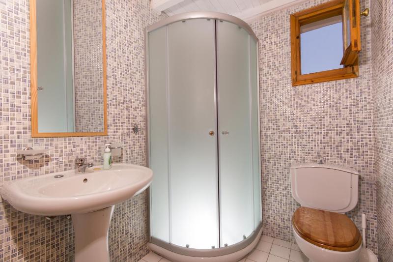 Two-Bedroom House with Sharing Pool - Green image 2