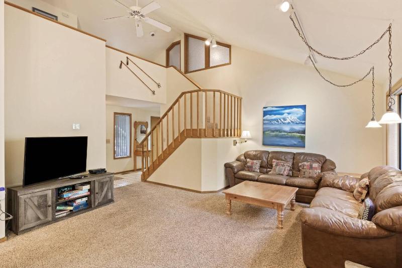 Blue Goose with Hot Tub & SHARC Access - image 35
