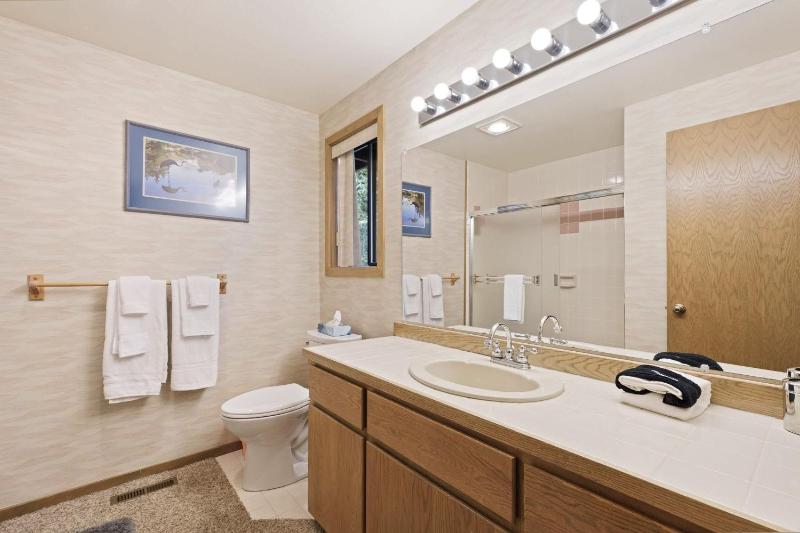 Blue Goose with Hot Tub & SHARC Access - image 9