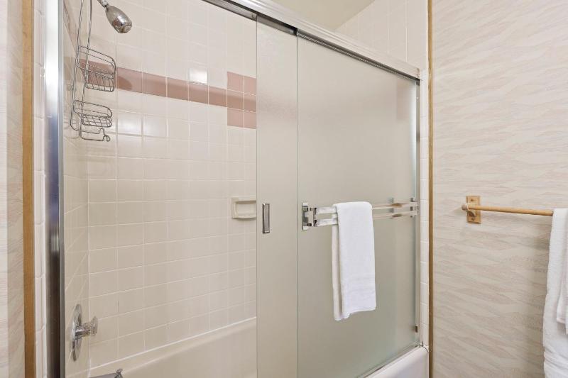Blue Goose with Hot Tub & SHARC Access - image 7