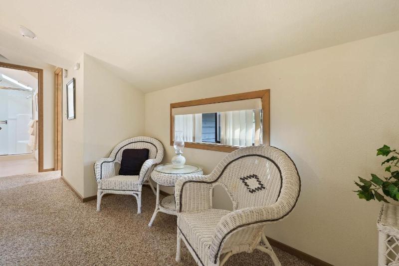 Blue Goose with Hot Tub & SHARC Access - image 15