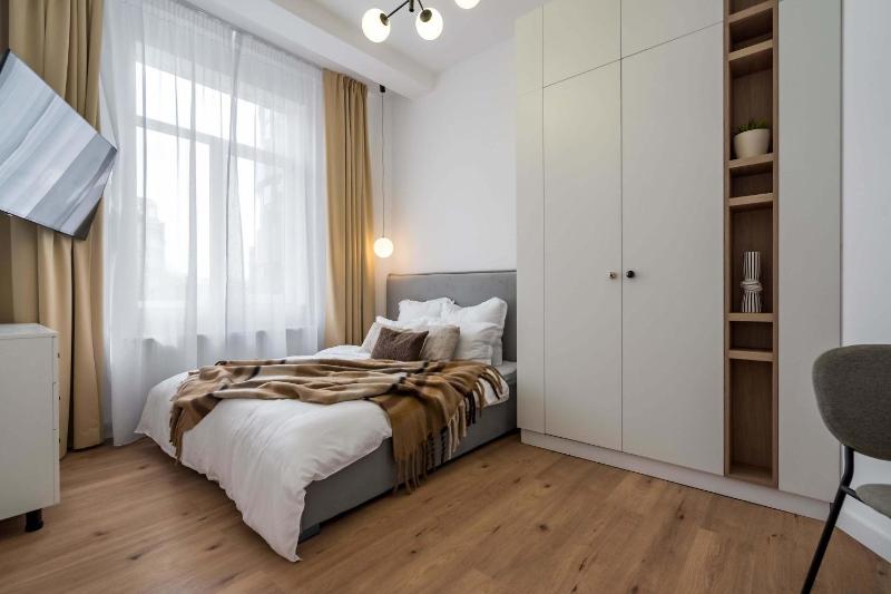 Contemporary Aparthotel 2-BR Flats Near Old Town Quiet & Serene - image 10