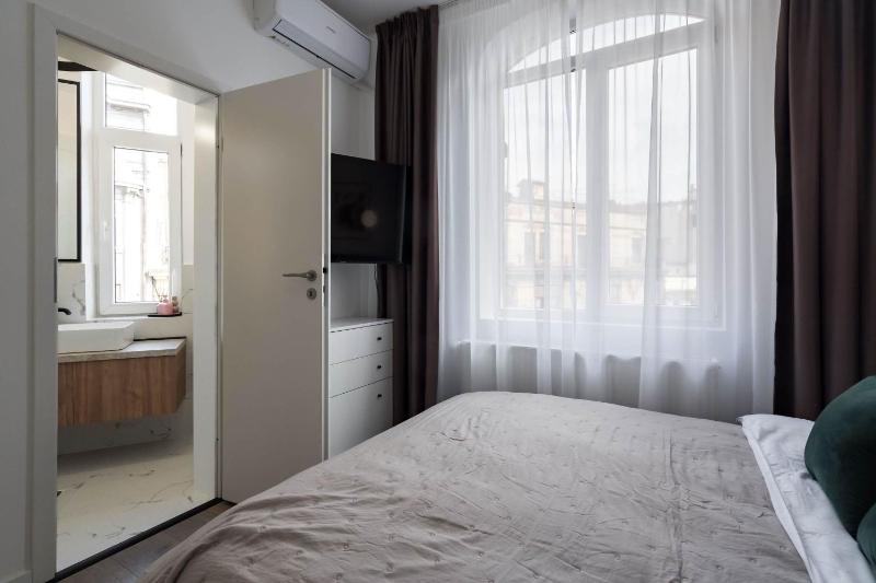 Contemporary Aparthotel 2-BR Flats Near Old Town Quiet & Serene - image 9