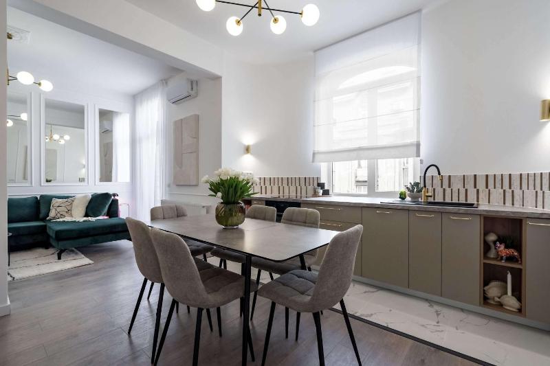 Contemporary Aparthotel 2-BR Flats Near Old Town Quiet & Serene - image 2