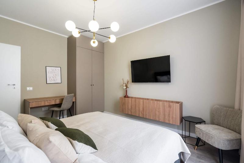 Contemporary Aparthotel 2-BR Flats Near Old Town Quiet & Serene - image 13