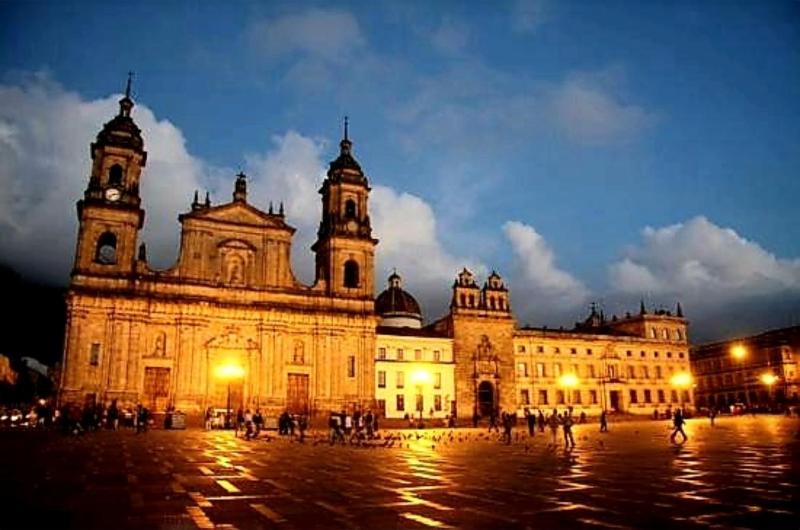 Premium Bed Ι Complete Work Station Ι Comfortable Executive Suite Ι Tequendama - Centro Internacional - Downtown - image 2