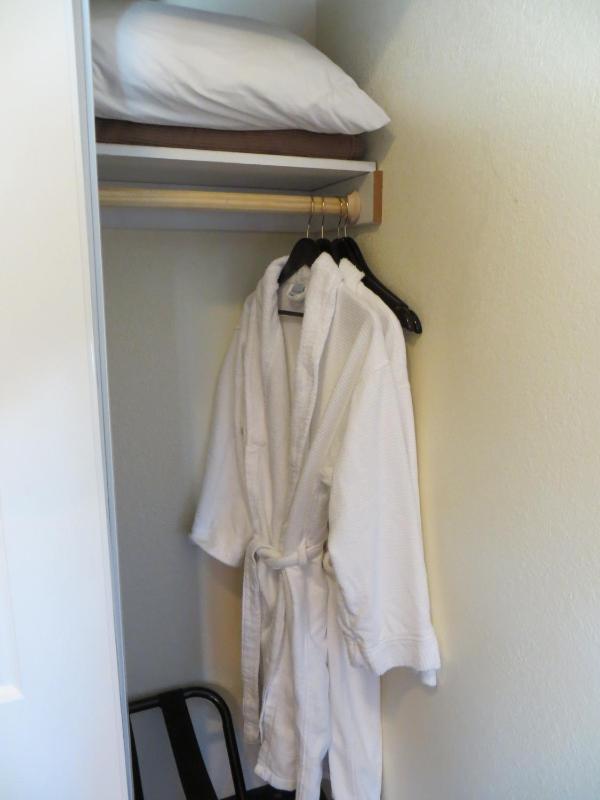 Deluxe Queen Room image 3