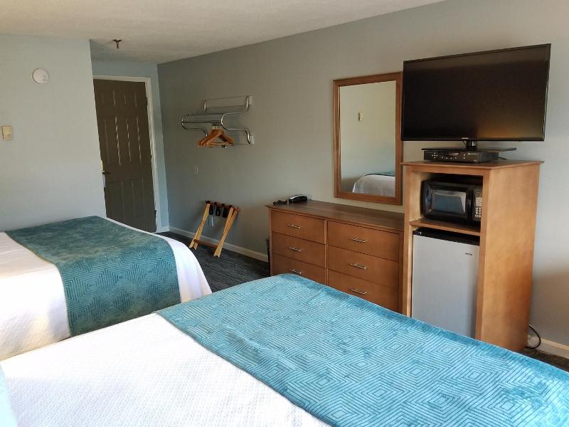 Queen Room with Two Queen Beds - Non-Smoking image 4