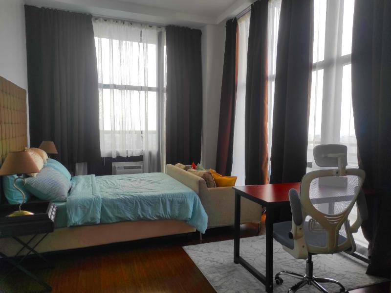 Penthouse 2 Bedroom with 4 Balconies in Makati PH - View of Skyline Manila Bay Sunset - Direct Access to the Mall - image 15