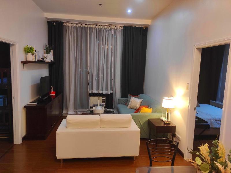 Penthouse 2 Bedroom with 4 Balconies in Makati PH - View of Skyline Manila Bay Sunset - Direct Access to the Mall - image 11