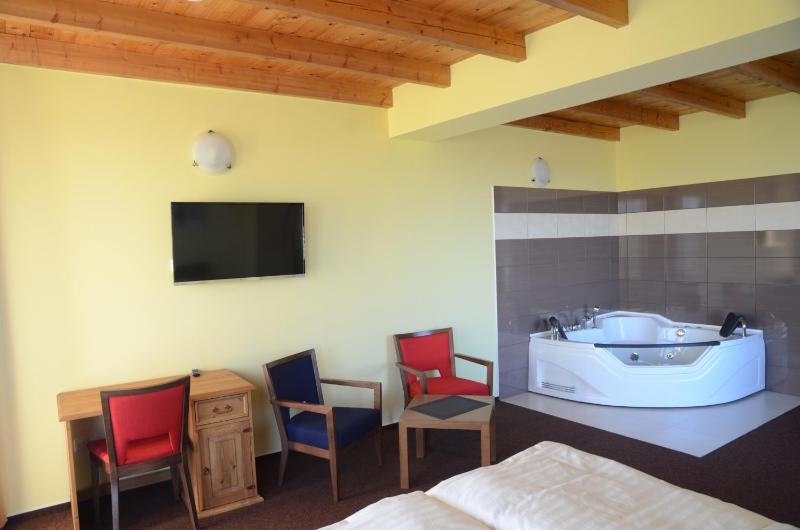 Deluxe Double Room with Bath image 3
