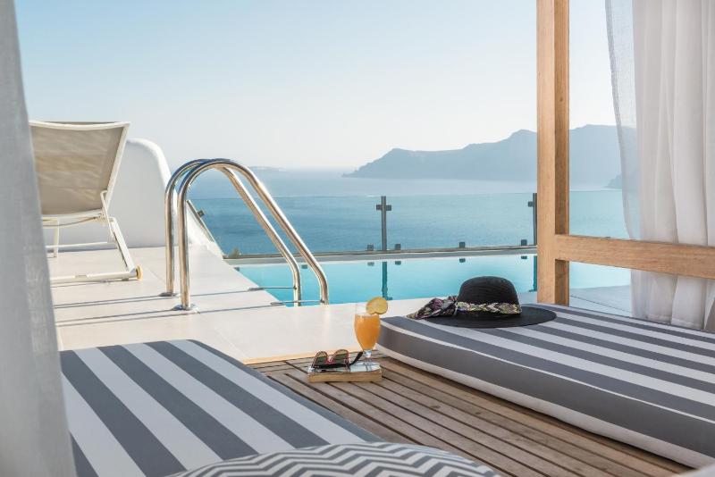 Presidential Suite with Private Heated Outdoor Pool & Caldera Sea View image 4