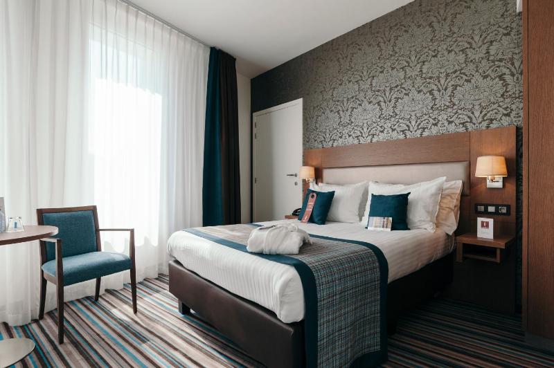 Deluxe Twin Room image 3