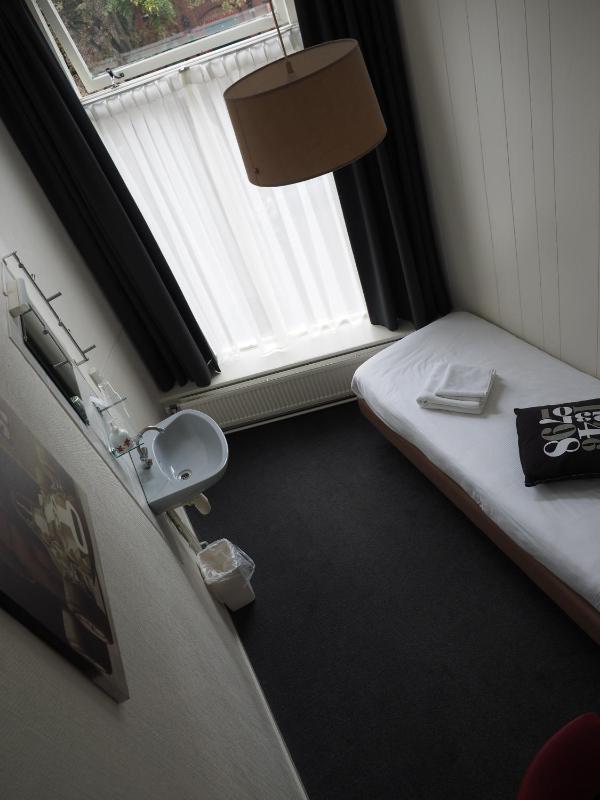Budget Single Room with Shared Bathroom image 2