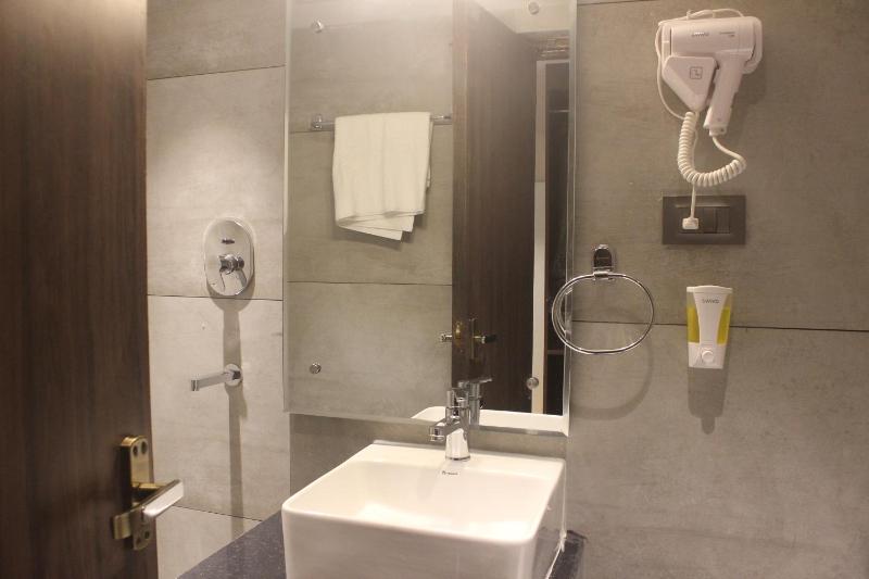Hotel Crown Plaza - image 3
