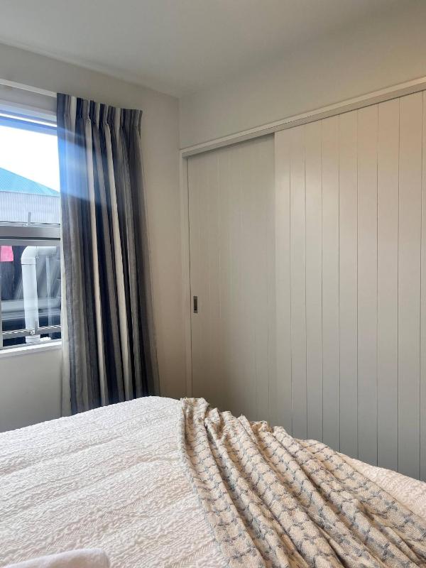 Central City Cozy Queen Room - image 6