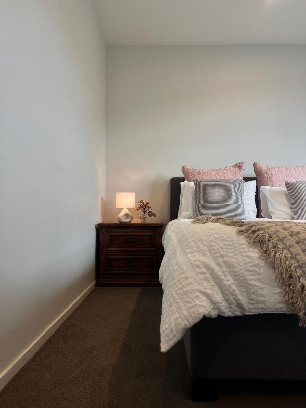 Central City Cozy Queen Room - image 2