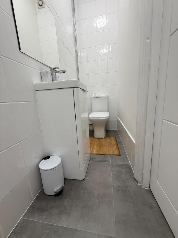 Modern Luxe Studio Flat - image 6
